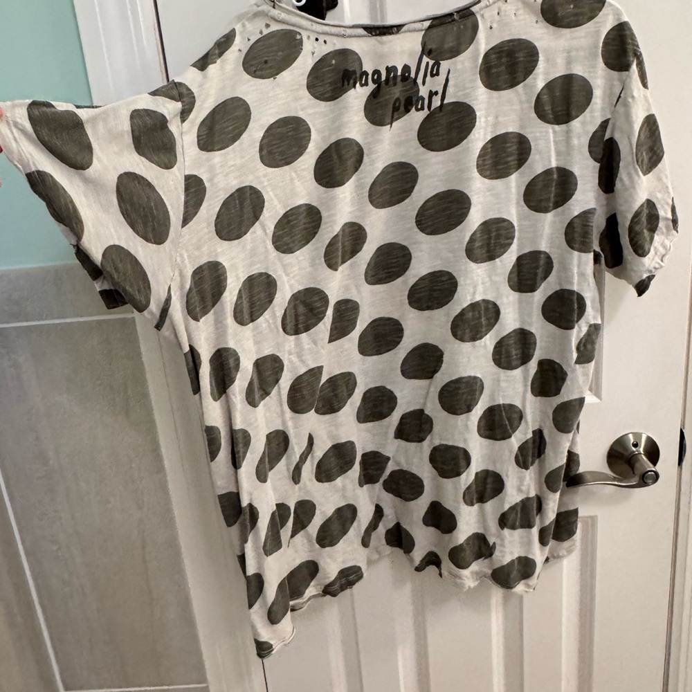 Magnolia Pearl Cream Black Boxy T-shirt with Short Sleeves